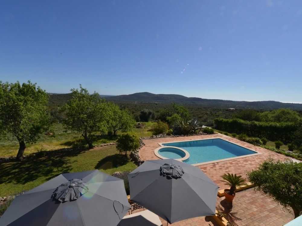 Delightful, Authentic Quinta with Swimming Pool near Beach & Towns