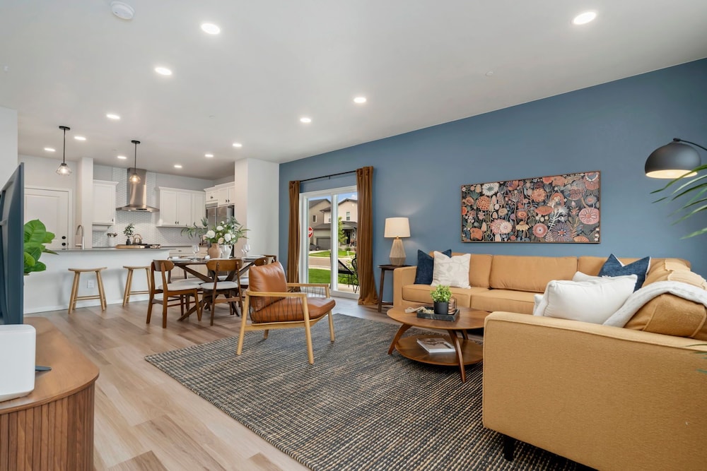 Mosaic Modern - Dog Friendly, Pool + King Suite
