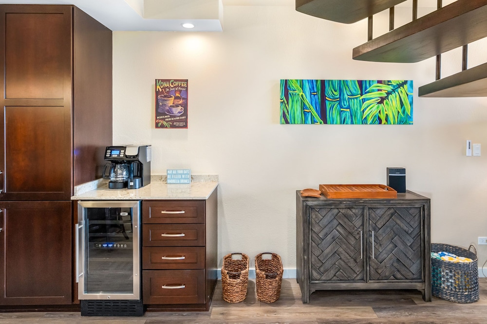 Kamaole Sands 3-406 - Modern Kitchen, Large Lanai, Enclosed Private MB, Split AC
