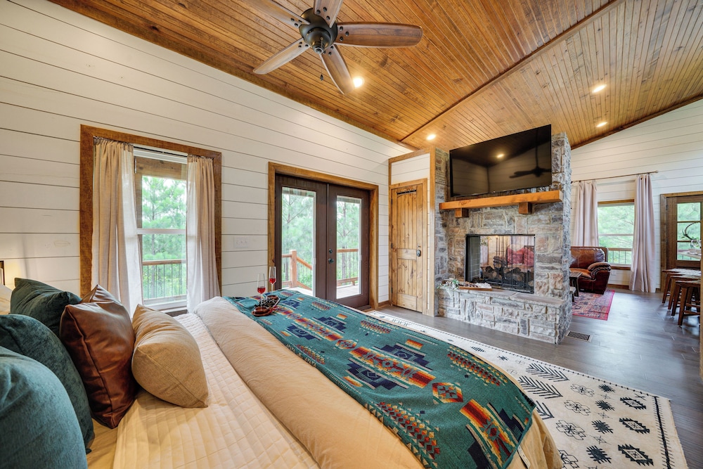 Tree-lined Broken Bow Studio Cabin w/ Hot Tub!