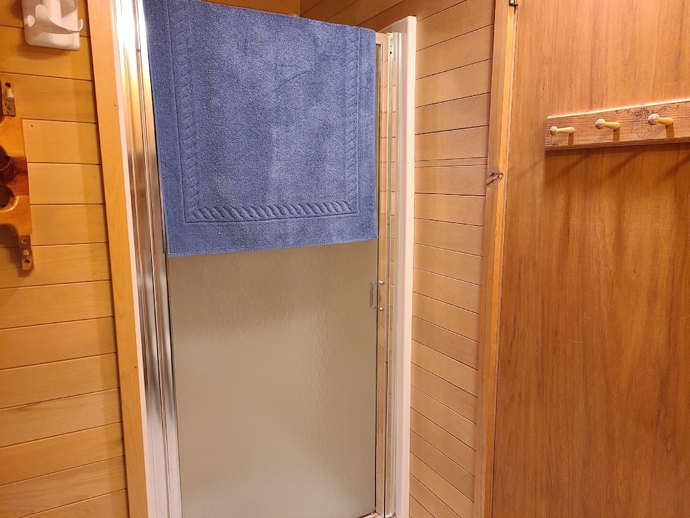Two Bedroom Real Log Cabin With Wifi and EV Char ger
