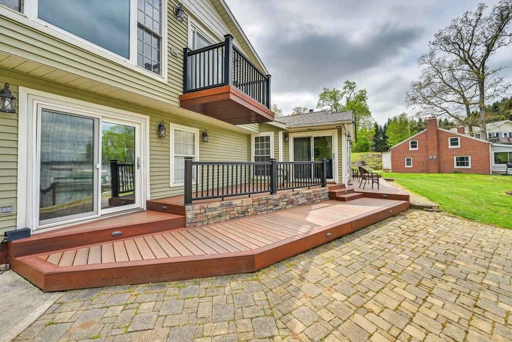 Scenic Views: Spacious Webster Lake House!