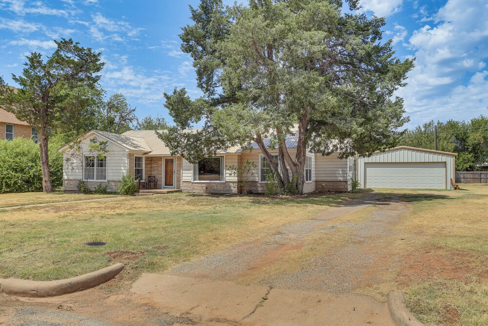 Pet Friendly Home w/ Yard & Grill in Crowell! view 3