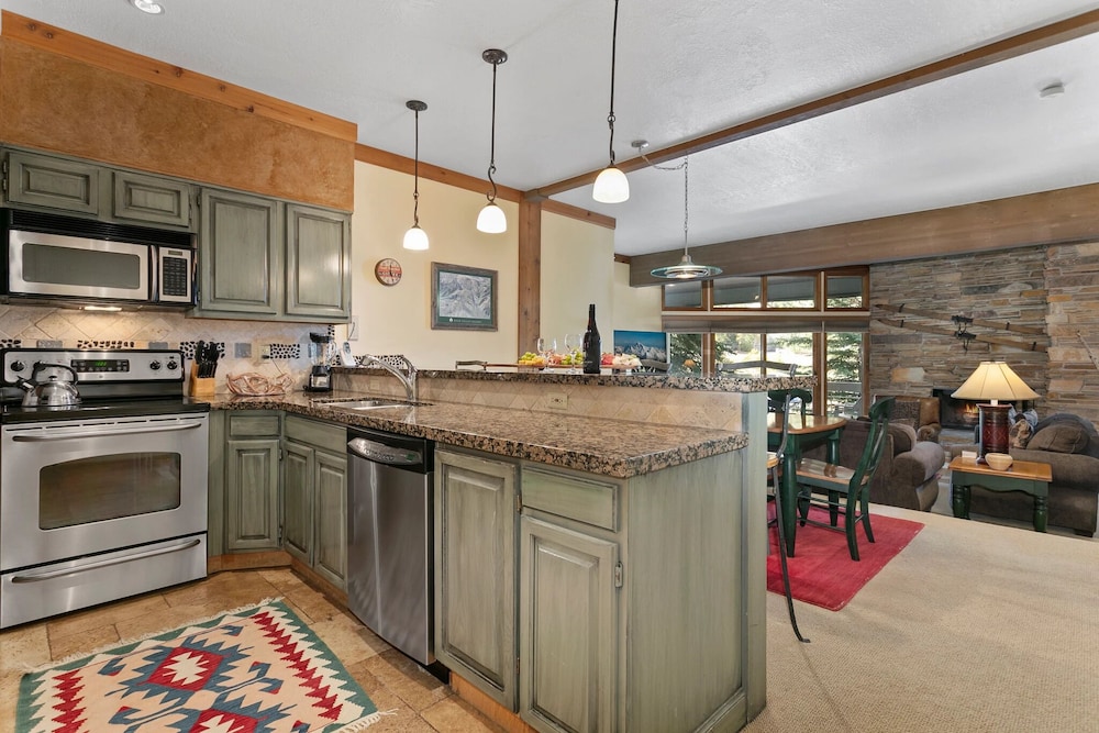 Powder Run at Deer Valley Resort - Two Bedroom Condo with Hot Tub #A13 2 Condo