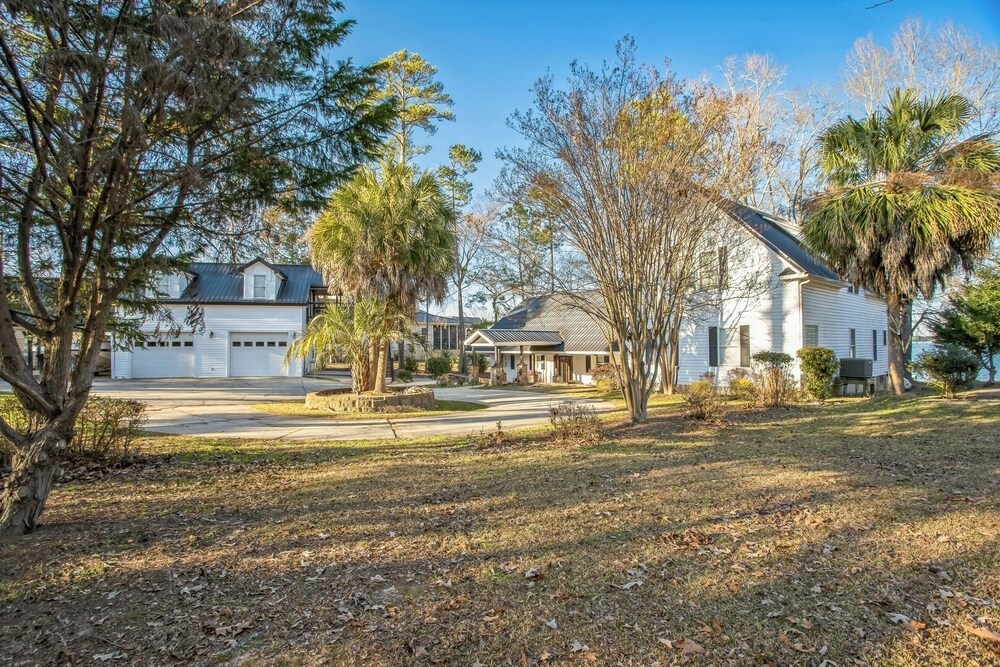 Luxury Lakefront 4br: Jacuzzi, Game Room & Wi-fi