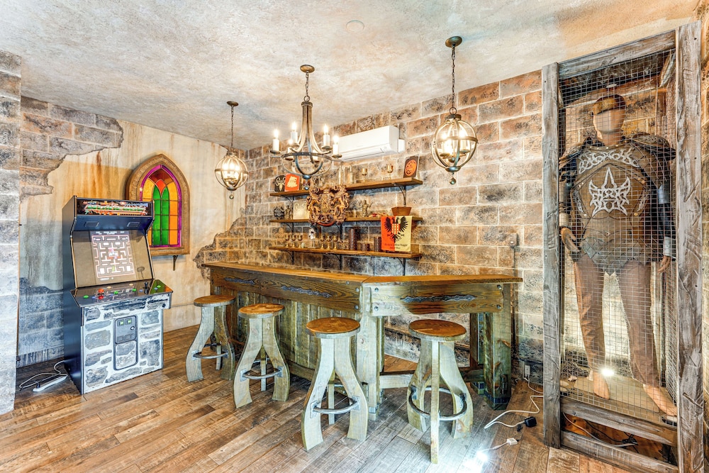 Themed Rooms, Pool & More! Custom Davenport Villa