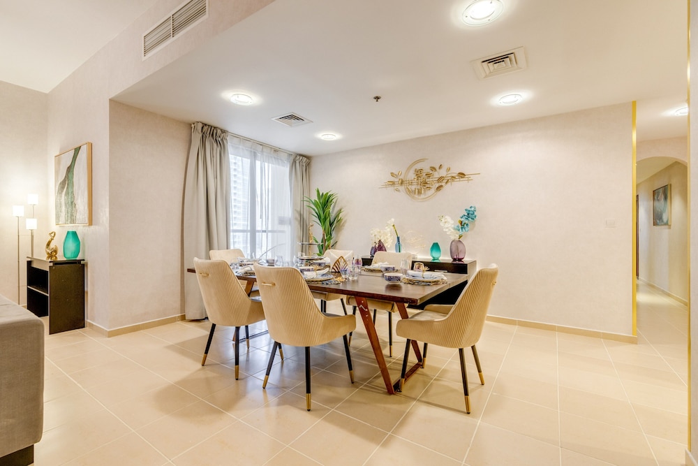 GLOBALSTAY. Modern Ap steps to JBR Beach