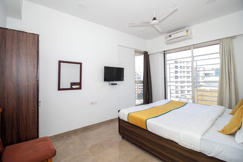 Pinaki Comfort Stay, Vile Parle - Near Airport