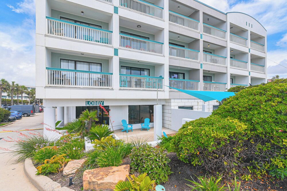 Steps to Babes Beach: Condo w/ Pool in Galveston