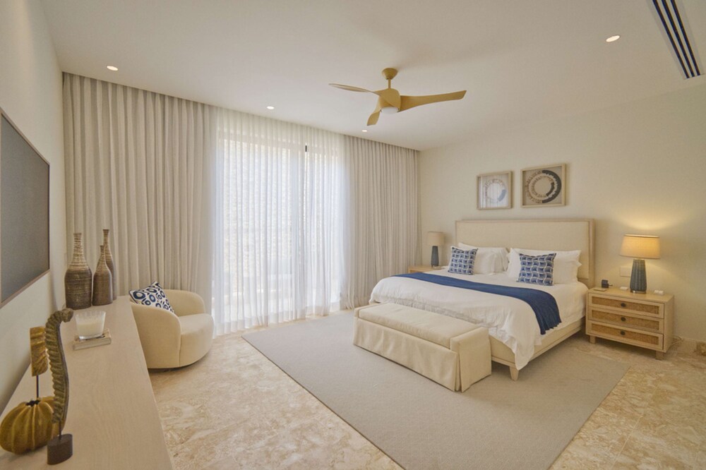 Modern Lake Villa With English Speaking Staff in Golf and Beach Resort