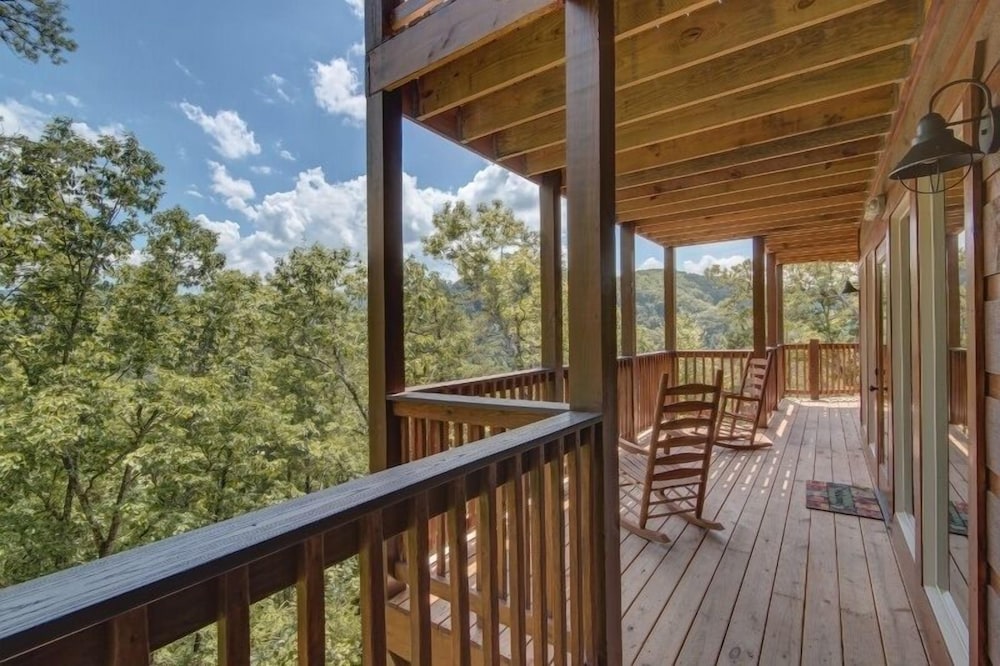 Bare Fu't Chateau - 4 Bedrooms, 4 Baths, Sleeps 14 Home by RedAwning