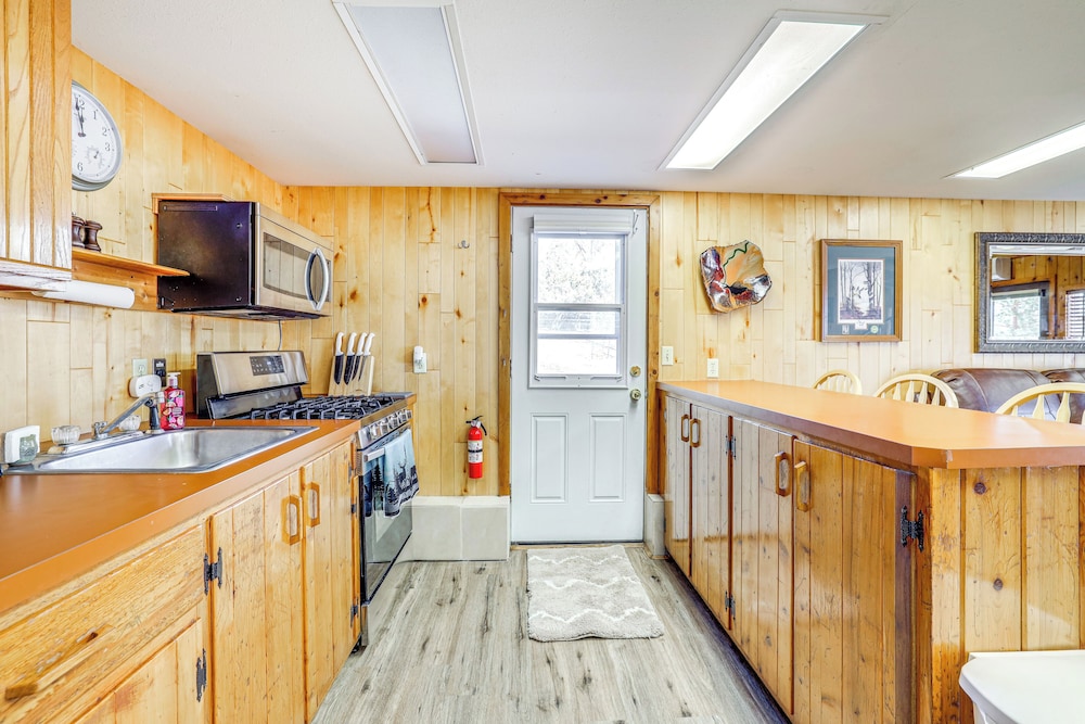 2 Mi to Main Street: Mtn-view Escape in Lander!