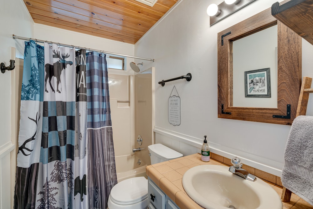 Airy Arnold Cabin Stay w/ Deck + Mountain Views! view 3