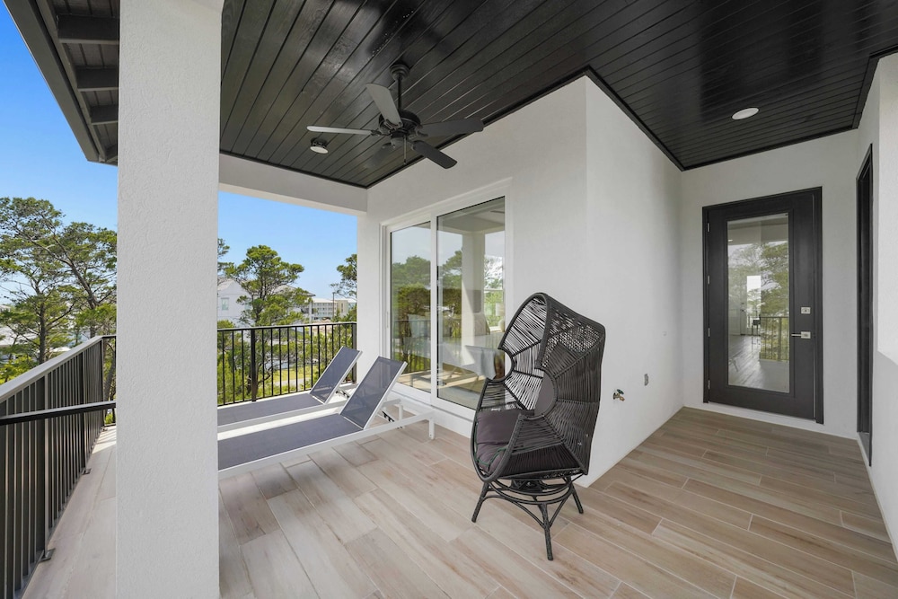 7 Bedroom Serentiy Sands Cottage with Heated Pool and Spa