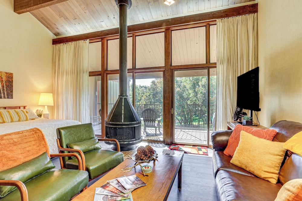 10 Mi to Skiing: Durango Condo w/ Golf Course View