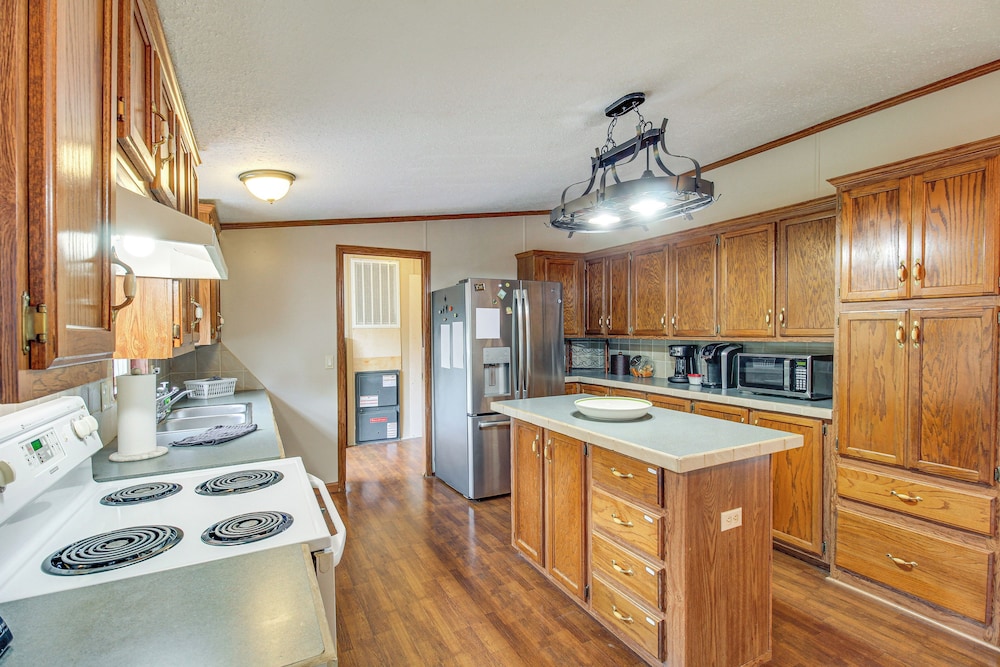Large Private Yard: Home 16 Mi to Fall Creek Falls