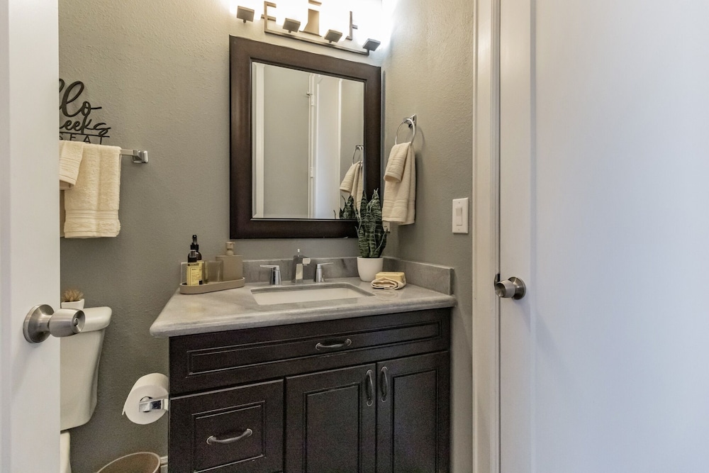 Modern, Houston Inspired House W/ Best Views Of Downtown! - Less Than 1 Mile To Eado/midtown Bars 3 Bedroom Home by Redawning