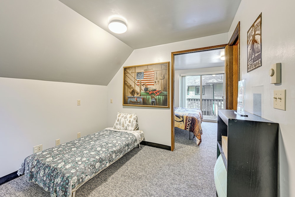 2 Mi to Lake Cushman Access: PNW Cabin Retreat!