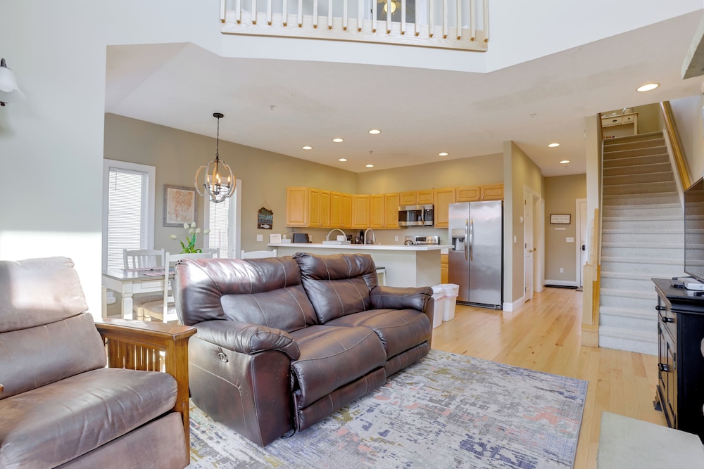 < Half-mi to Lake: Townhome w/ Hot Tub in Mchenry!
