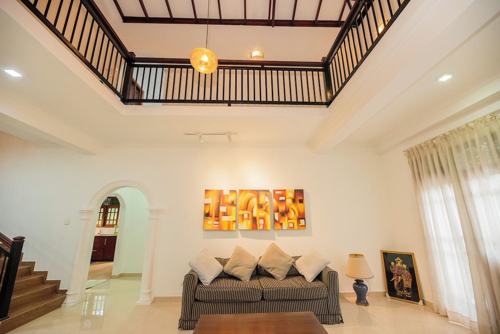Villa Almond Leaf