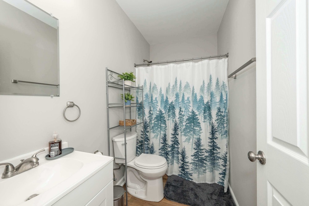 Queen City Retreat 1 - Cozy Home for 6 Near Attractions & Restaurants