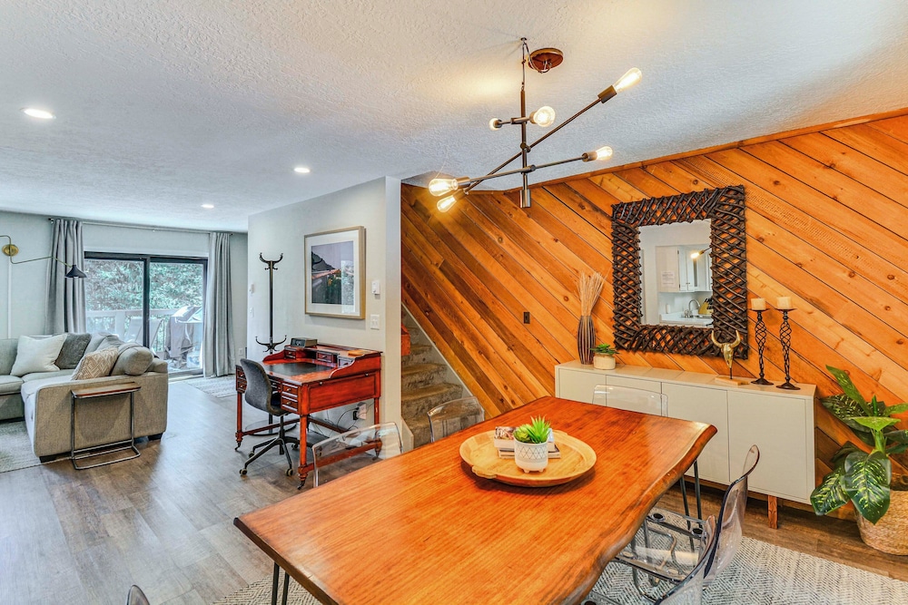Walk to Town & Slopes: Riverfront Breckenridge Gem