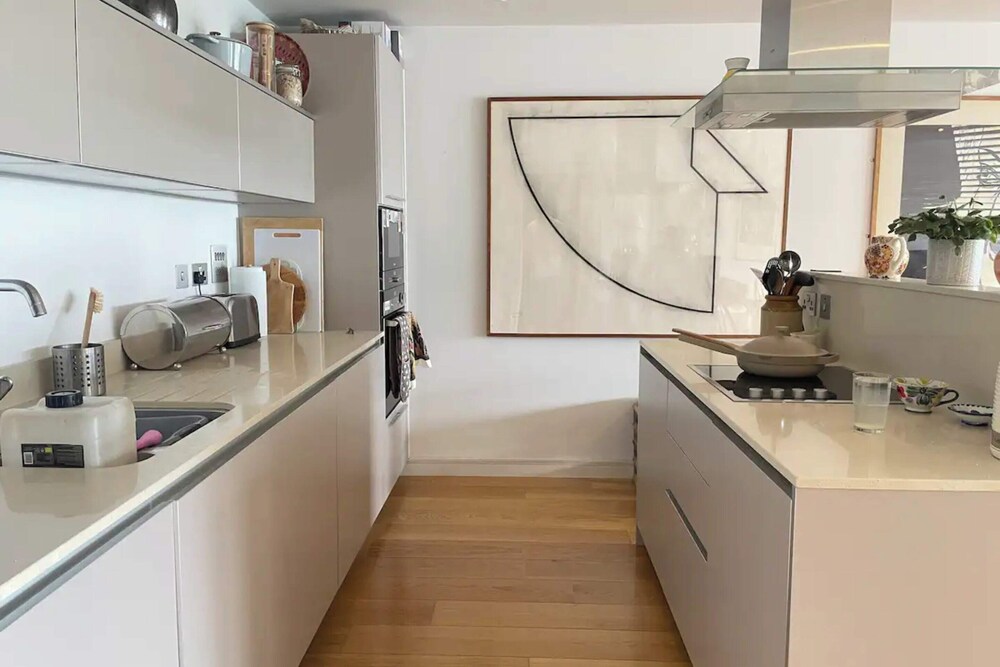 Chic 2BD Flat With Private Balcony - Greenwich