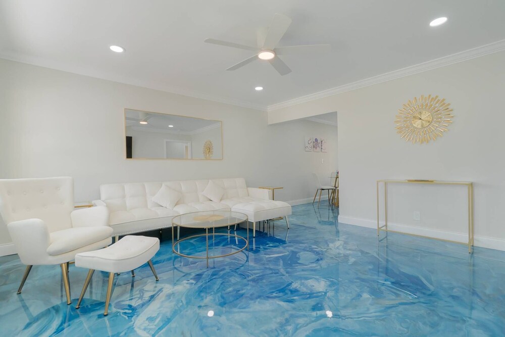 Beachy Blues Apt A, Downtown, Shops, Cafes & Beach, Dog Friendly view 2