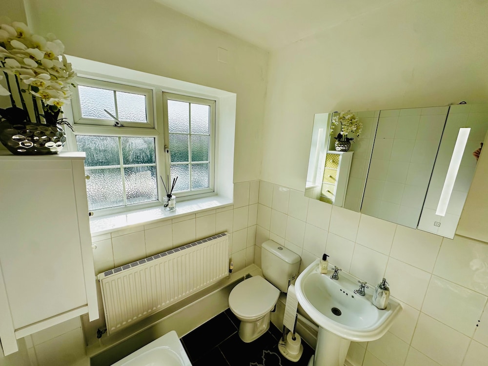 Gerrardscross - Stay4 - Parking - Petsok - Wembley