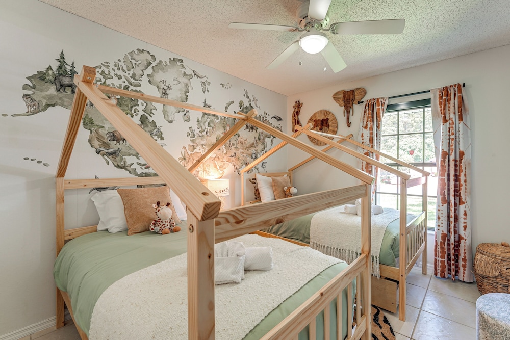 Hot Tub & Movie Theater: Family Oasis in Kissimmee