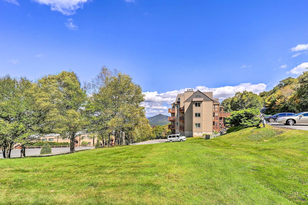 Balcony + Views: Sugar Mountain Haven!