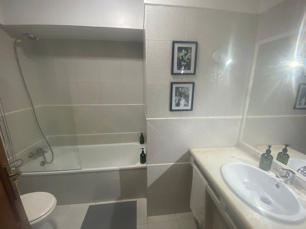 Bright Flat by Carcavelos Beach With Fast Wi-fi