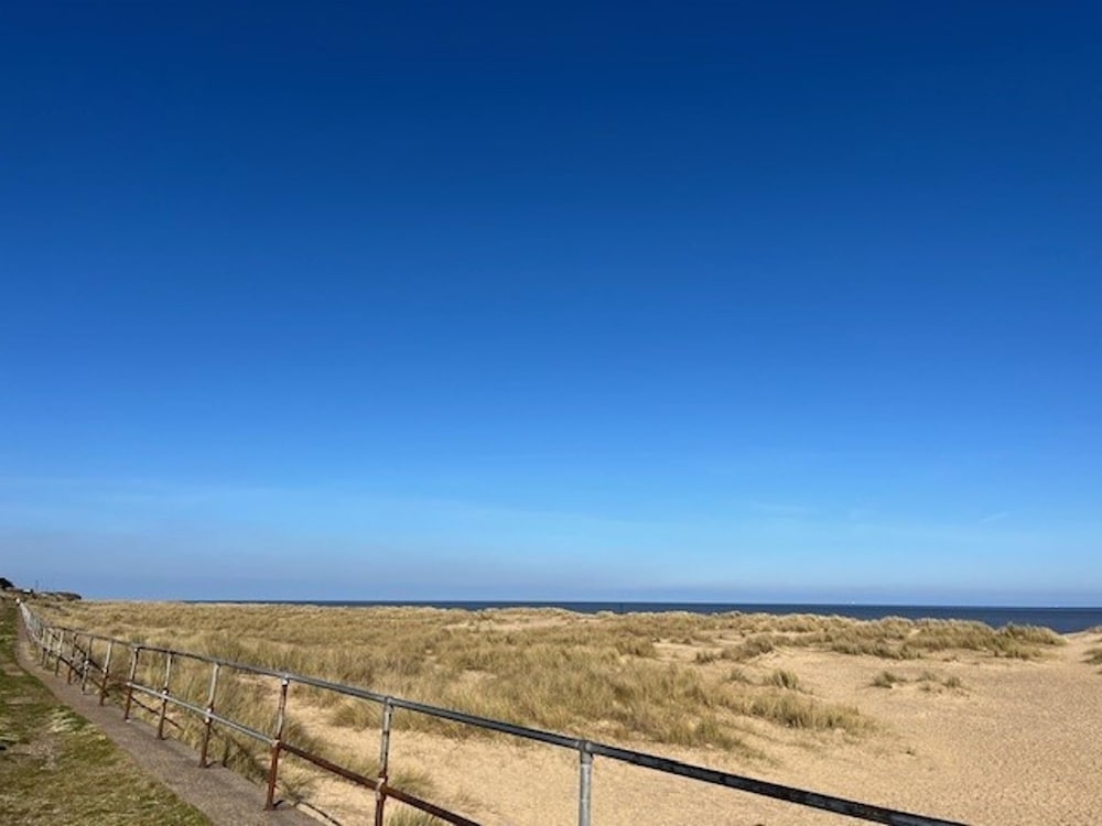 3-bed Seaside Holiday Home -pet Friendly & Parking