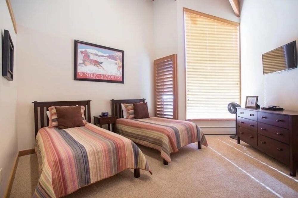 Pinnacle at Deer Valley Resort - Four Bedroom Condo with Hot Tub #1065 4 Condo