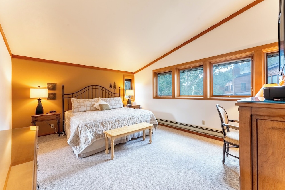 Tennis Townhomes #1340: 2