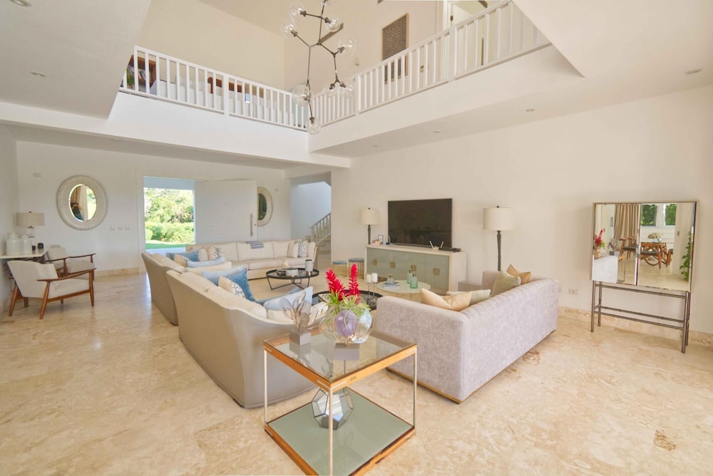 Modern Villa w Golf and Lake View in Beach Resort