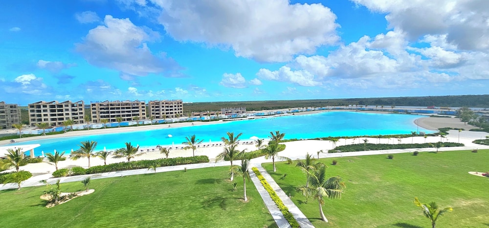 The Beach Spacious 2 Bedroom 2 Bath Apartment on top Floor With Stunning Views