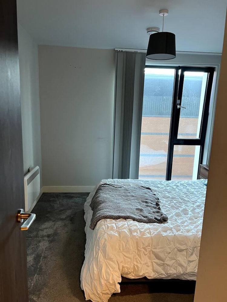 2-bed Luxury Apartment in Birmingham City Center view 4