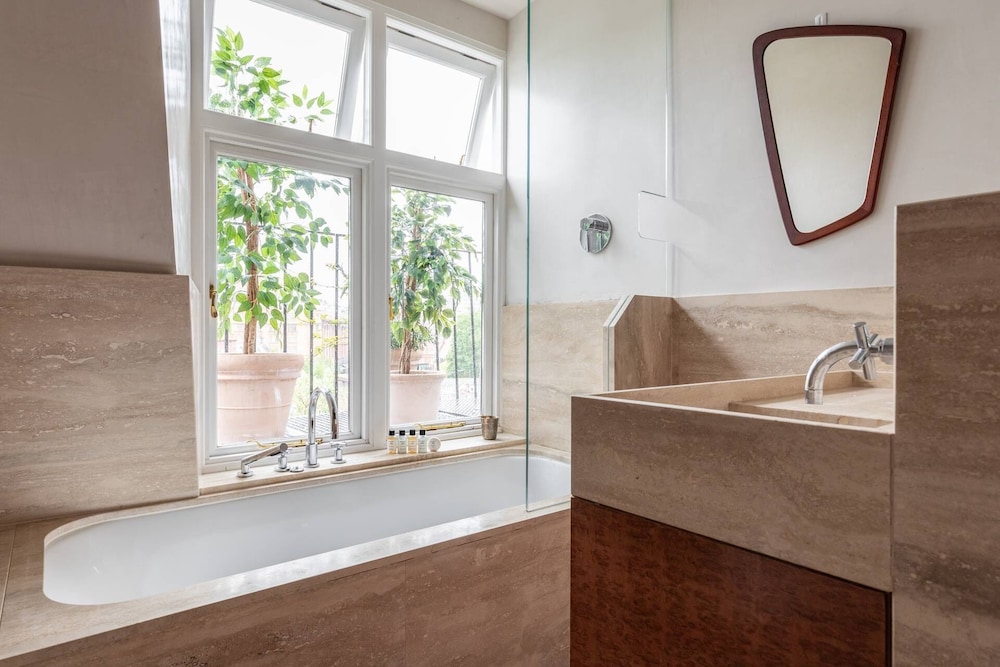 Pont Street IV by Onefinestay