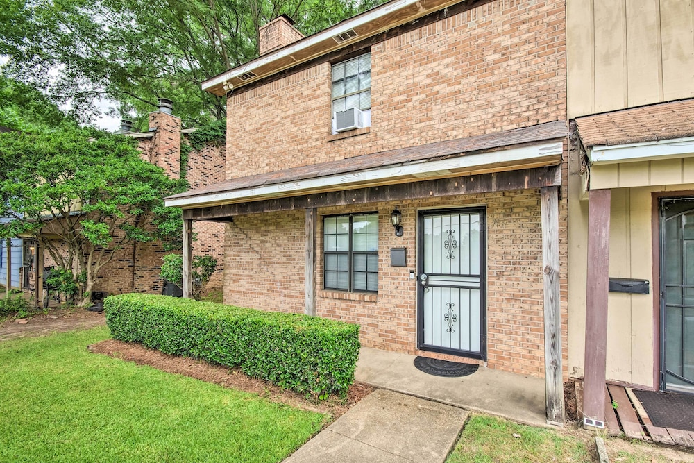 Modern Jackson Townhome ~ 6 Mi to Downtown!