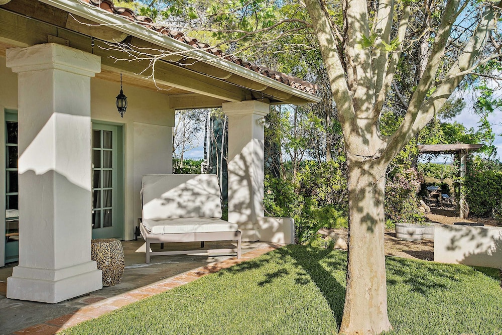 Wellsona Vineyard Retreat + Pool, Hot Tub, Views Main Home + Guest Home
