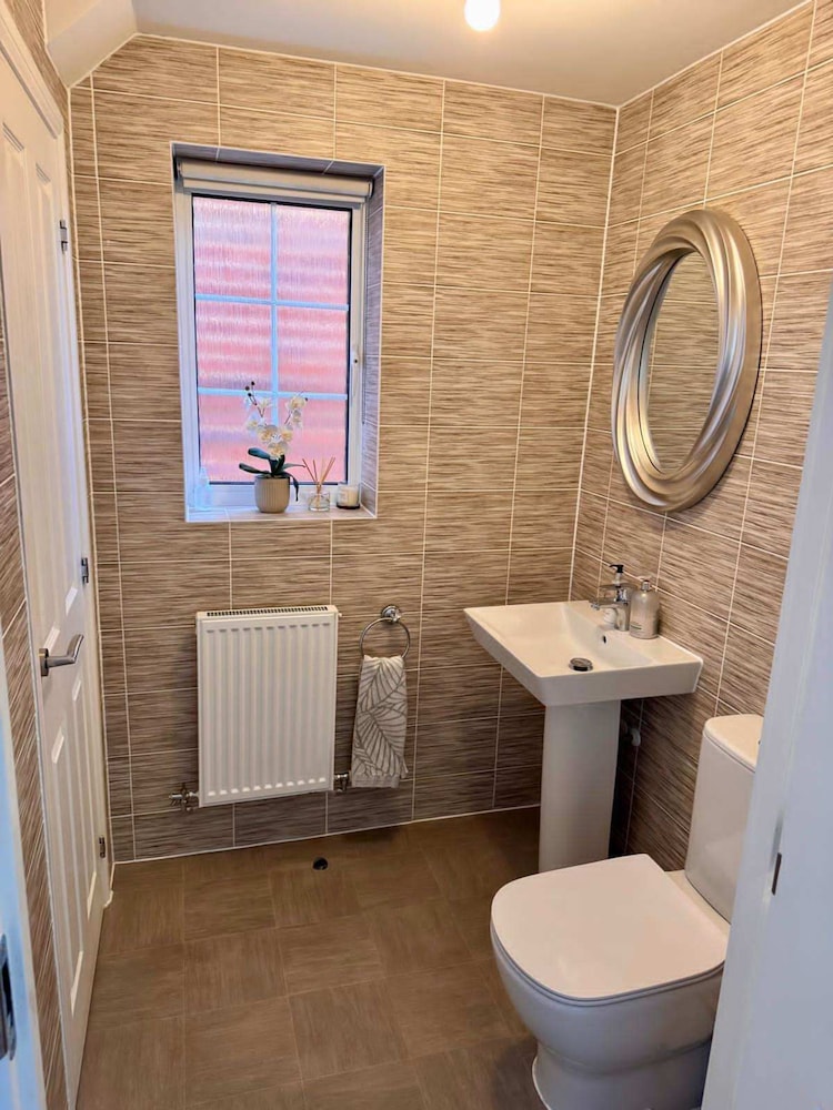 Luxurious Majestic 4 Bedroom- Free Parking