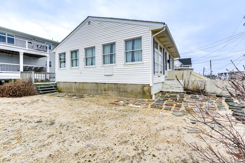 Beachfront Lavallette Home - 2 Mi to Casino Pier! view 3