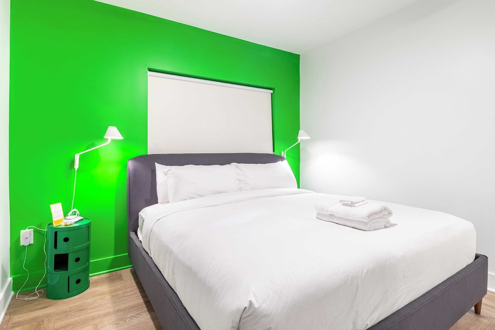 Dual Bachelor Pads w/ Rooftop Lounge & Games Sleeps 26 5 Min to Broadway