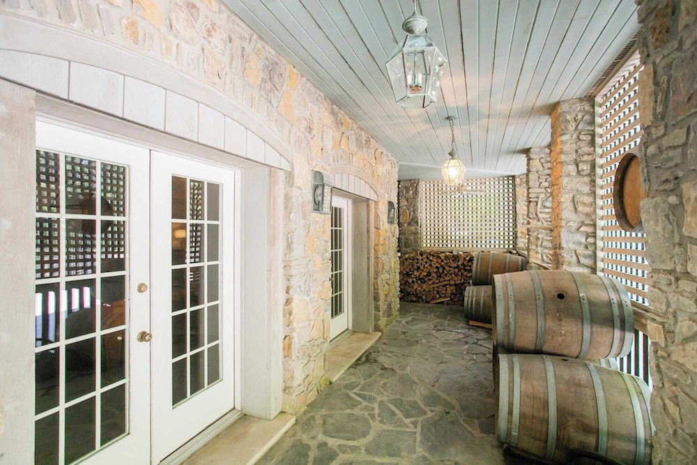 35 Acre Villa w/ Pool, Spa, Wine Cellar & Gym + Near Golf Club La Pearla Ranch by Avantstay