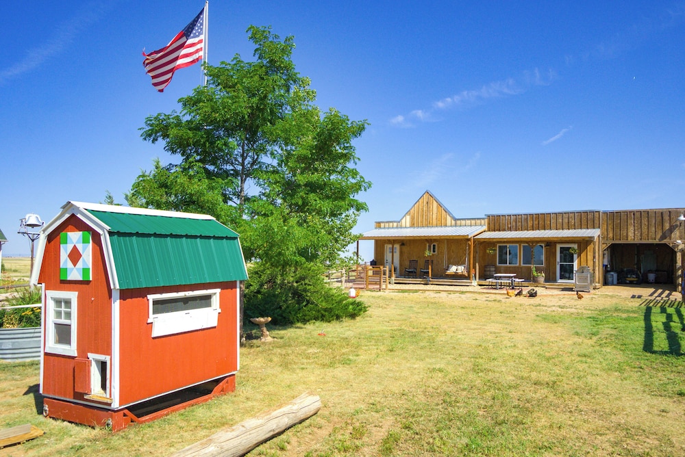 Yak Ranch w/ Mountain Views, Near Wellington!