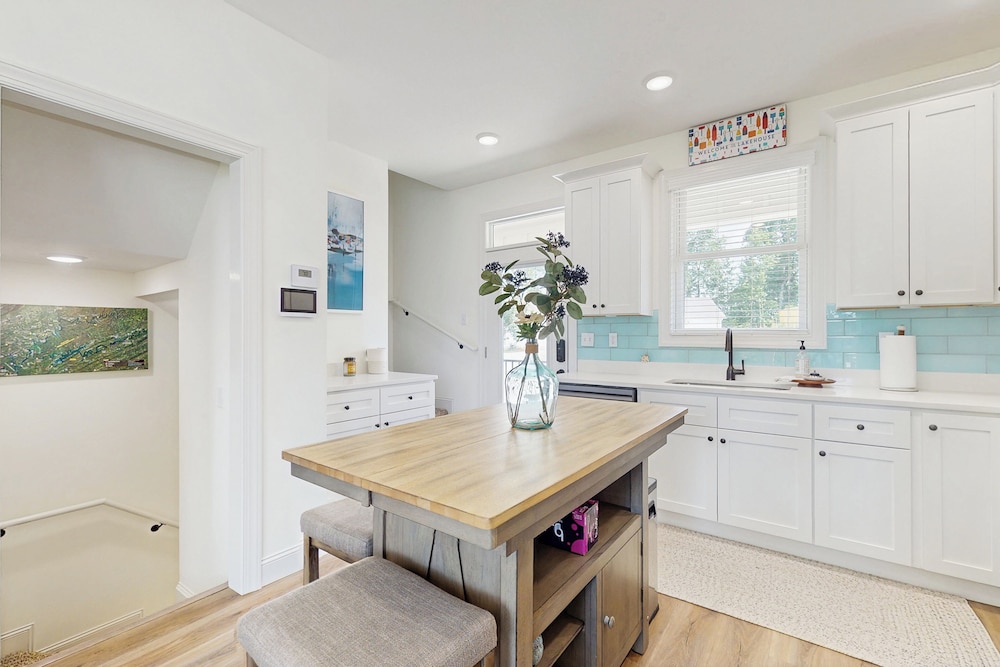 3 BR Home w/ Decks & Lake Views!