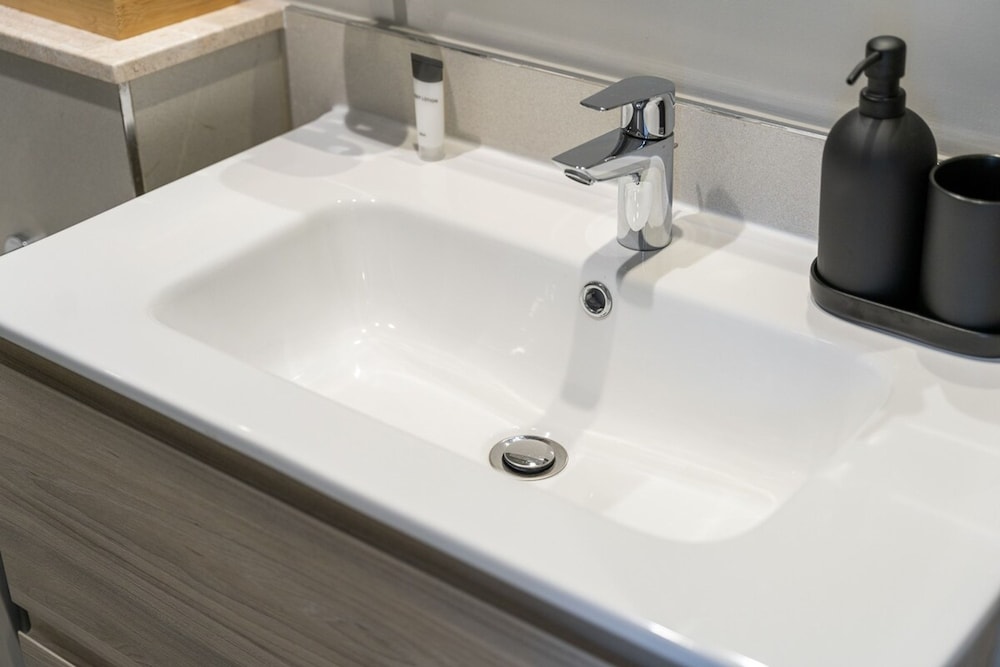 Stylish 1-bedroom Apartment With Stunning Canal Views at Business Bay