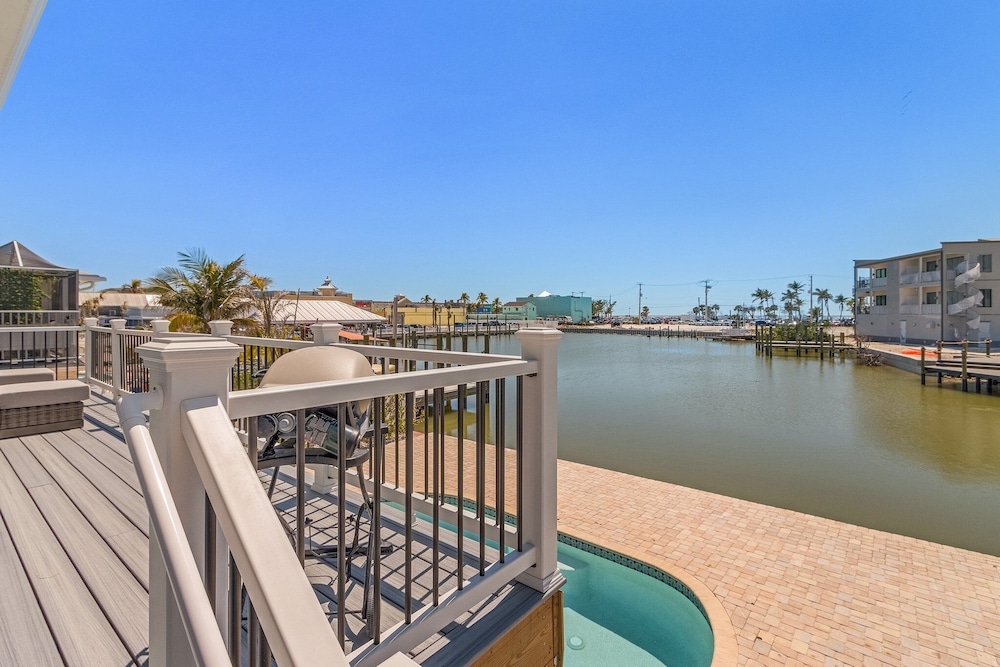 920 Bay Breeze Bungalow: Stunning Bay View Home W/ Heated Pool! 2 Bedroom Home
