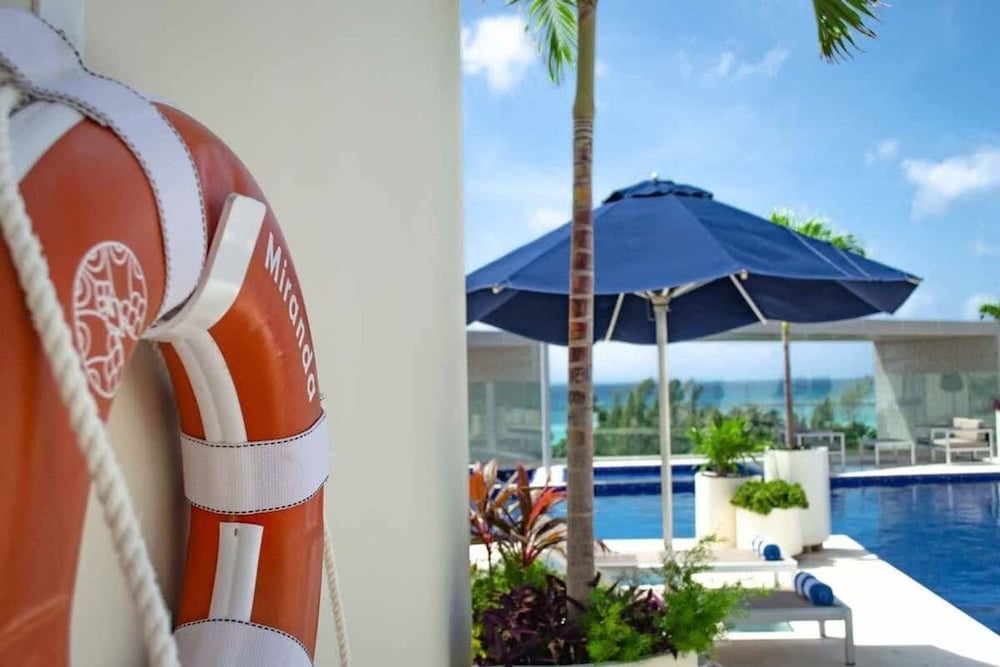 1 Br Steps From the Beach Roof w Ocean View